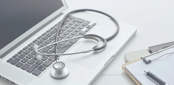 Computadora y estetoscopio para atención médica virtual